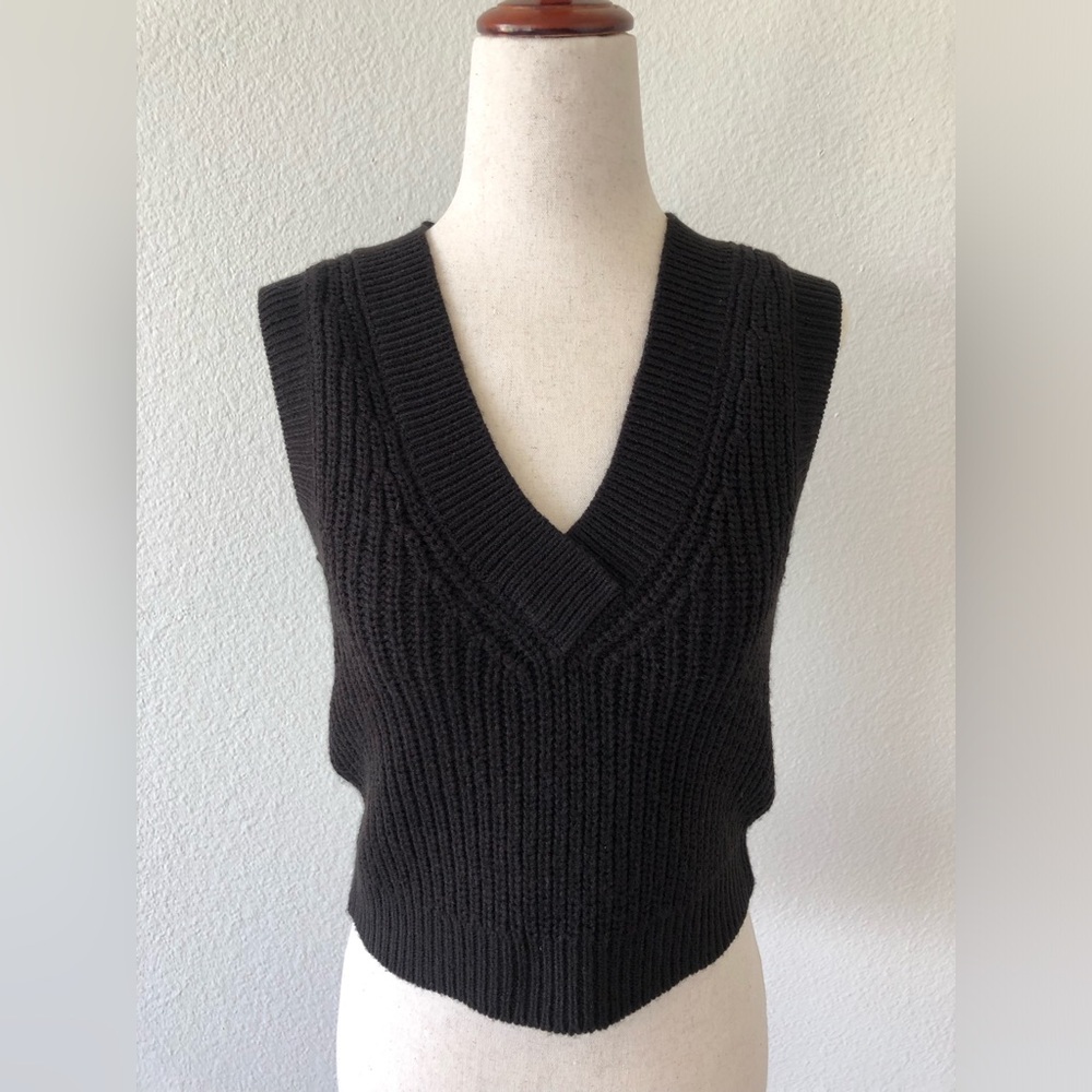 H&M - SHORT SWEATER VEST + NWOT BLACK/XXS